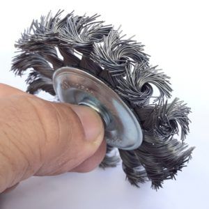 Alternative view of Brosse circulaire métallique plate à mèches torsadées pour perceuse