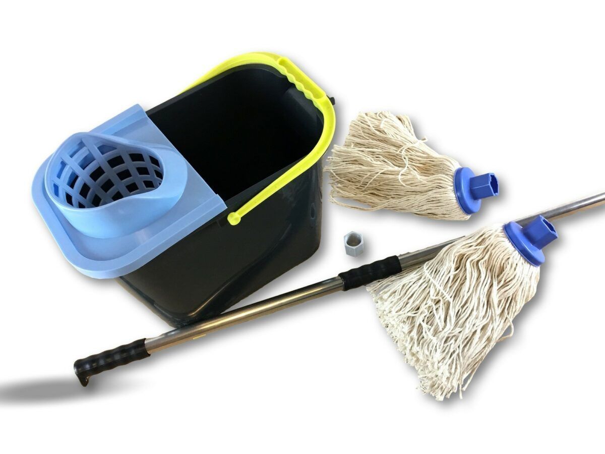 seau avec serpillere a franges