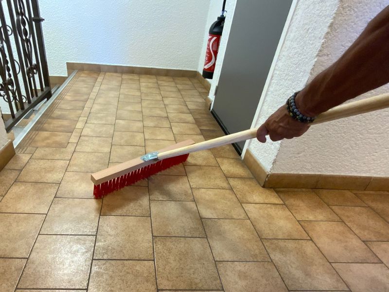 Balais rateau cantonnier 60 cm | PVC rouge | Douille plastique Ø 27 mm – Image 2