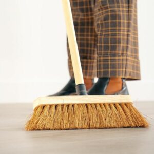 Alternative view of Balai de ménage en fibres de coco naturel | Semelle bois | Douille vissante plastique