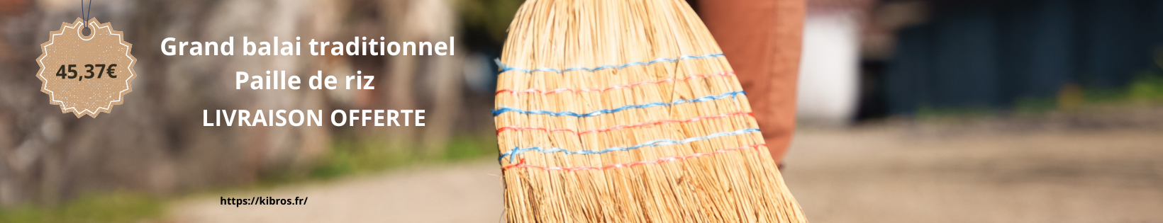 Un balai de ménage professionnel posé sur un sol propre et brillant.